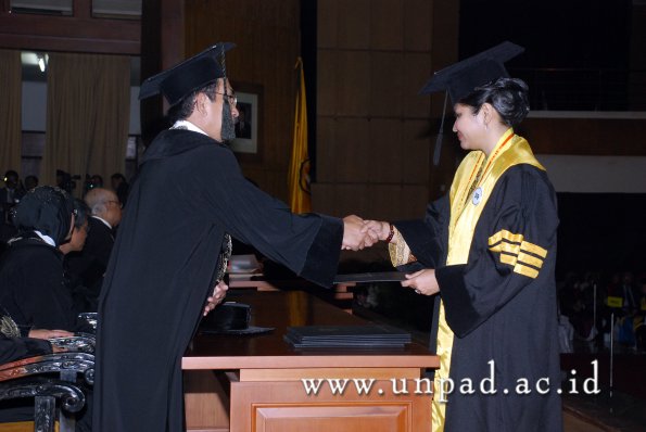 dok-humas-unpad_ilalang-foto_wisuda-gel-1-2010-2011_s2-pasca_035