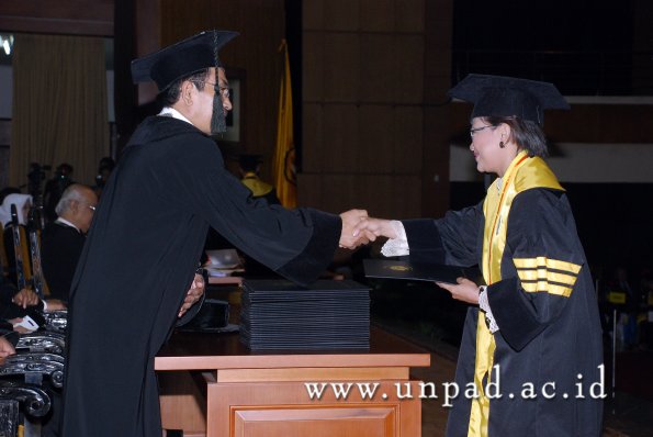 dok-humas-unpad_ilalang-foto_wisuda-gel-1-2010-2011_s2-pasca_054