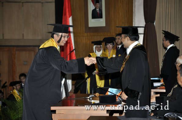 dok-humas-unpad_ilalang-foto_wisuda-gel-1-2010-2011_s3-pasca_100