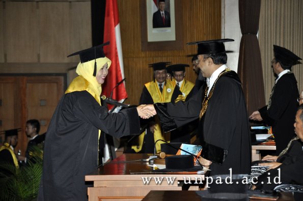 dok-humas-unpad_ilalang-foto_wisuda-gel-1-2010-2011_s3-pasca_104