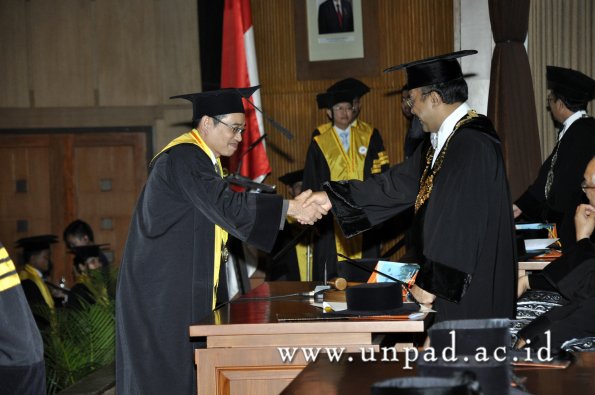 dok-humas-unpad_ilalang-foto_wisuda-gel-1-2010-2011_s3-pasca_106