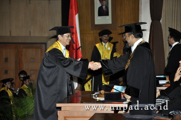 dok-humas-unpad_ilalang-foto_wisuda-gel-1-2010-2011_s3-pasca_107