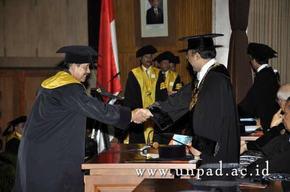 dok-humas-unpad_ilalang-foto_wisuda-gel-1-2010-2011_s3-pasca_109