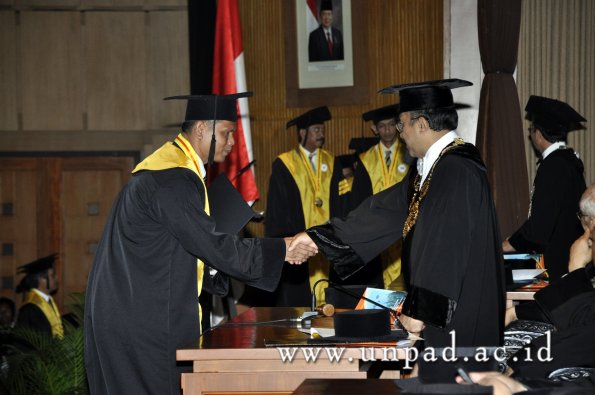 dok-humas-unpad_ilalang-foto_wisuda-gel-1-2010-2011_s3-pasca_111