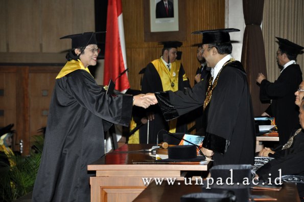 dok-humas-unpad_ilalang-foto_wisuda-gel-1-2010-2011_s3-pasca_115