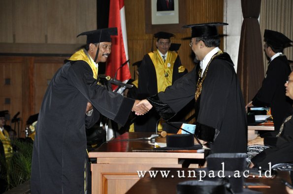 dok-humas-unpad_ilalang-foto_wisuda-gel-1-2010-2011_s3-pasca_116