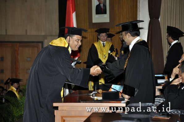 dok-humas-unpad_ilalang-foto_wisuda-gel-1-2010-2011_s3-pasca_117