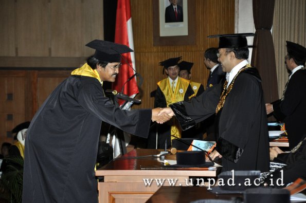 dok-humas-unpad_ilalang-foto_wisuda-gel-1-2010-2011_s3-pasca_128