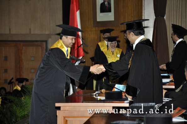 dok-humas-unpad_ilalang-foto_wisuda-gel-1-2010-2011_s3-pasca_142