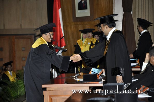 dok-humas-unpad_ilalang-foto_wisuda-gel-1-2010-2011_s3-pasca_146