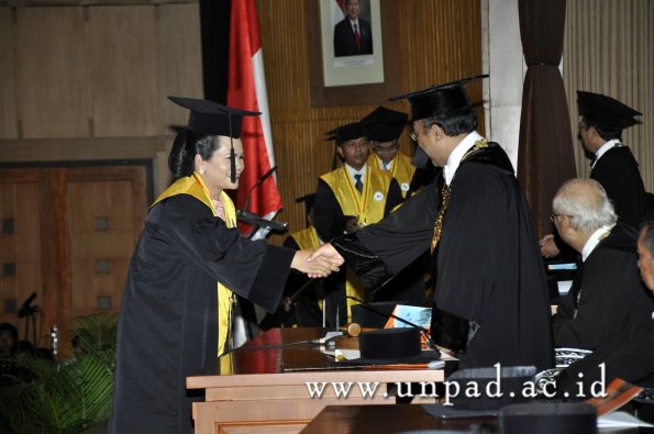 dok-humas-unpad_ilalang-foto_wisuda-gel-1-2010-2011_s3-pasca_151