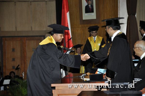 dok-humas-unpad_ilalang-foto_wisuda-gel-1-2010-2011_s3-pasca_152