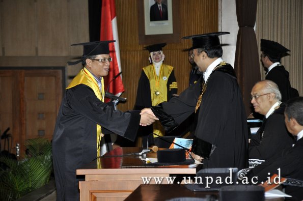 dok-humas-unpad_ilalang-foto_wisuda-gel-1-2010-2011_s3-pasca_155