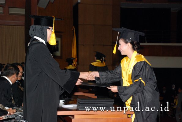 dok-humas-unpad_ilalang-foto_wisuda-gel-1-2010-2011_d3-ekonomi_040