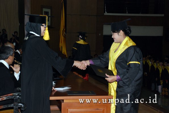 dok-humas-unpad_ilalang-foto_wisuda-gel-1-2010-2011_d3-ekonomi_062