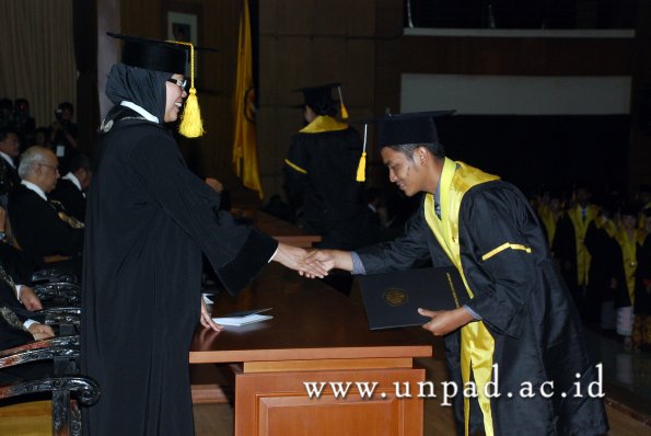 dok-humas-unpad_ilalang-foto_wisuda-gel-1-2010-2011_d3-ekonomi_063