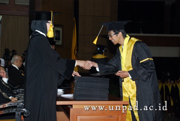 dok-humas-unpad_ilalang-foto_wisuda-gel-1-2010-2011_d3-ekonomi_069