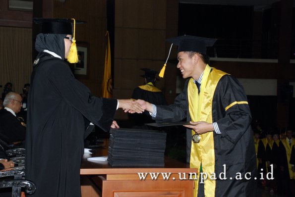 dok-humas-unpad_ilalang-foto_wisuda-gel-1-2010-2011_d3-ekonomi_070