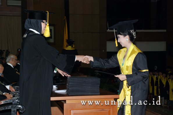 dok-humas-unpad_ilalang-foto_wisuda-gel-1-2010-2011_d3-ekonomi_076