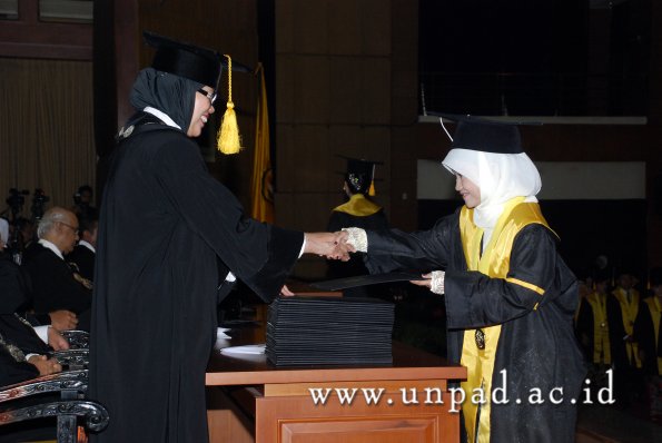 dok-humas-unpad_ilalang-foto_wisuda-gel-1-2010-2011_d3-ekonomi_077