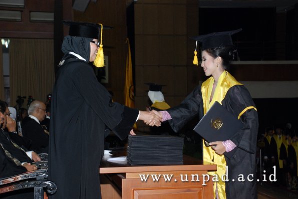 dok-humas-unpad_ilalang-foto_wisuda-gel-1-2010-2011_d3-ekonomi_078