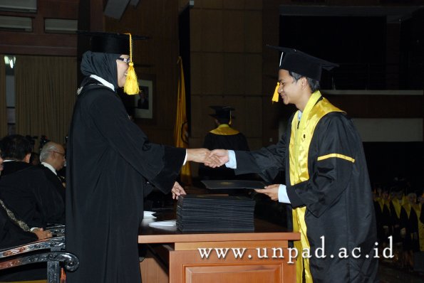 dok-humas-unpad_ilalang-foto_wisuda-gel-1-2010-2011_d3-ekonomi_081