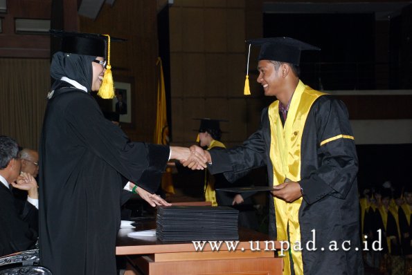 dok-humas-unpad_ilalang-foto_wisuda-gel-1-2010-2011_d3-ekonomi_083