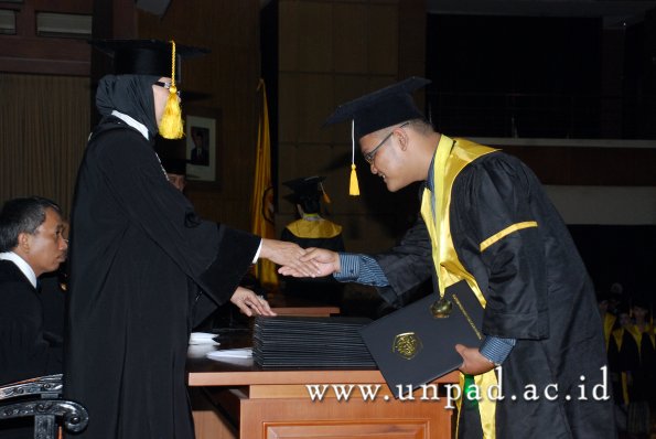 dok-humas-unpad_ilalang-foto_wisuda-gel-1-2010-2011_d3-ekonomi_085