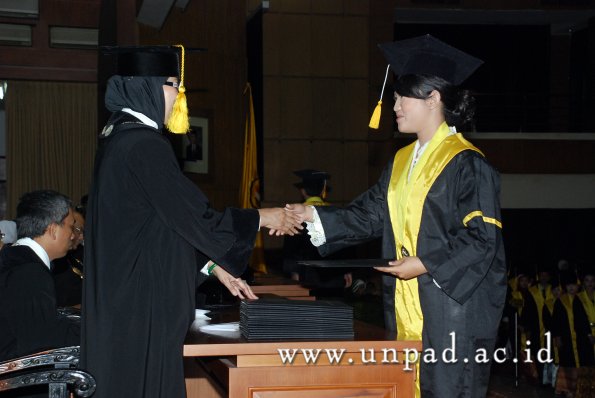 dok-humas-unpad_ilalang-foto_wisuda-gel-1-2010-2011_d3-ekonomi_088