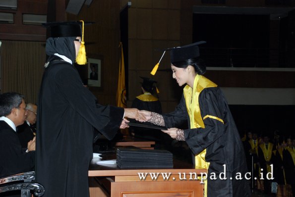 dok-humas-unpad_ilalang-foto_wisuda-gel-1-2010-2011_d3-ekonomi_089