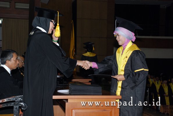 dok-humas-unpad_ilalang-foto_wisuda-gel-1-2010-2011_d3-ekonomi_090