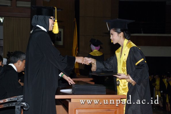 dok-humas-unpad_ilalang-foto_wisuda-gel-1-2010-2011_d3-ekonomi_091