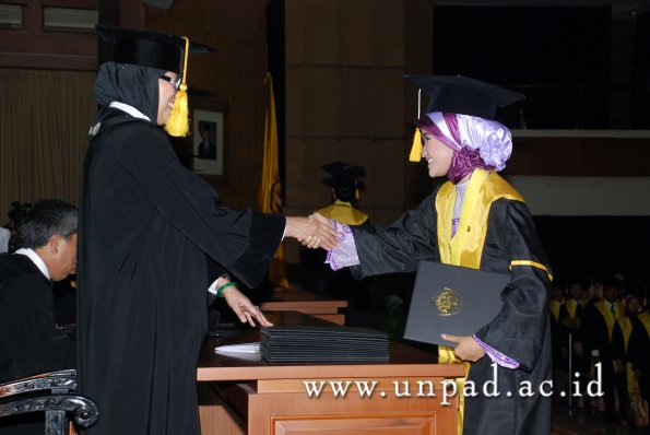 dok-humas-unpad_ilalang-foto_wisuda-gel-1-2010-2011_d3-ekonomi_092