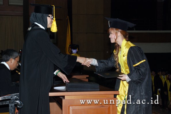 dok-humas-unpad_ilalang-foto_wisuda-gel-1-2010-2011_d3-ekonomi_093