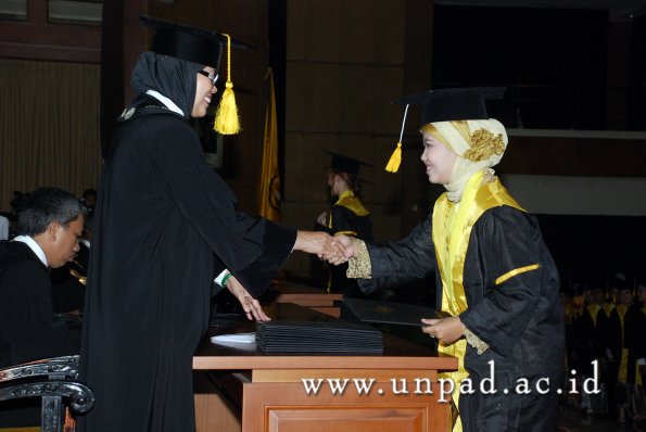 dok-humas-unpad_ilalang-foto_wisuda-gel-1-2010-2011_d3-ekonomi_094