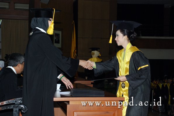 dok-humas-unpad_ilalang-foto_wisuda-gel-1-2010-2011_d3-ekonomi_095