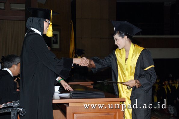 dok-humas-unpad_ilalang-foto_wisuda-gel-1-2010-2011_d3-ekonomi_096