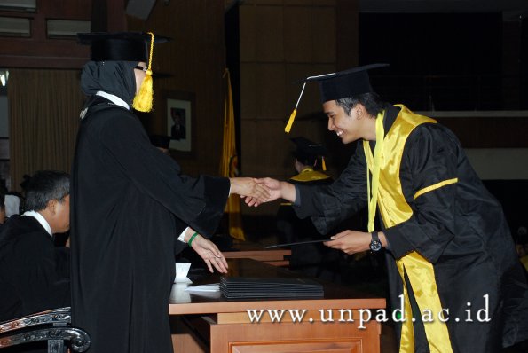 dok-humas-unpad_ilalang-foto_wisuda-gel-1-2010-2011_d3-ekonomi_097