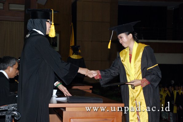 dok-humas-unpad_ilalang-foto_wisuda-gel-1-2010-2011_d3-ekonomi_098