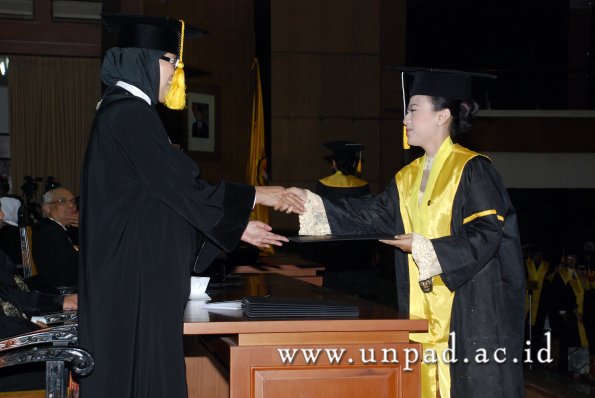 dok-humas-unpad_ilalang-foto_wisuda-gel-1-2010-2011_d3-ekonomi_099