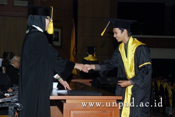 dok-humas-unpad_ilalang-foto_wisuda-gel-1-2010-2011_d3-ekonomi_100