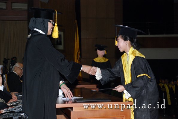 dok-humas-unpad_ilalang-foto_wisuda-gel-1-2010-2011_d3-ekonomi_103