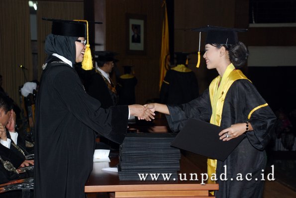 dok-humas-unpad_ilalang-foto_wisuda-gel-1-2010-2011_d3-ekonomi_106