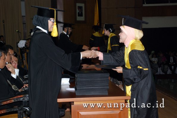 dok-humas-unpad_ilalang-foto_wisuda-gel-1-2010-2011_d3-ekonomi_109