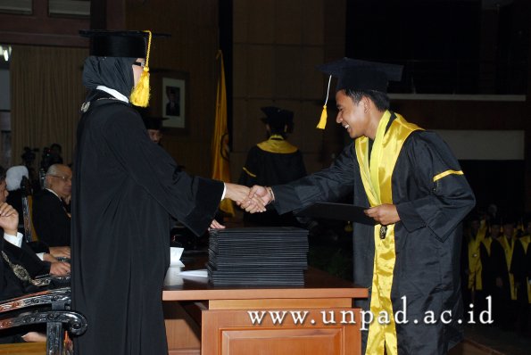 dok-humas-unpad_ilalang-foto_wisuda-gel-1-2010-2011_d3-ekonomi_114