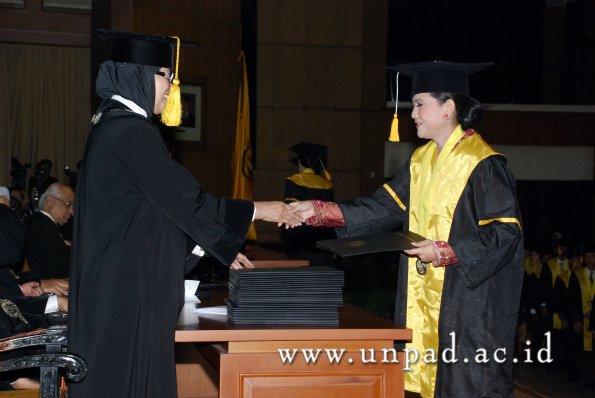 dok-humas-unpad_ilalang-foto_wisuda-gel-1-2010-2011_d3-ekonomi_118