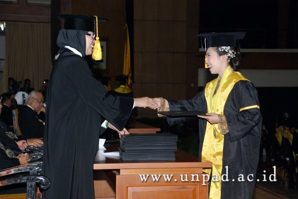 dok-humas-unpad_ilalang-foto_wisuda-gel-1-2010-2011_d3-ekonomi_120