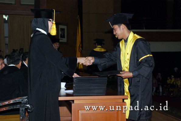 dok-humas-unpad_ilalang-foto_wisuda-gel-1-2010-2011_d3-ekonomi_156