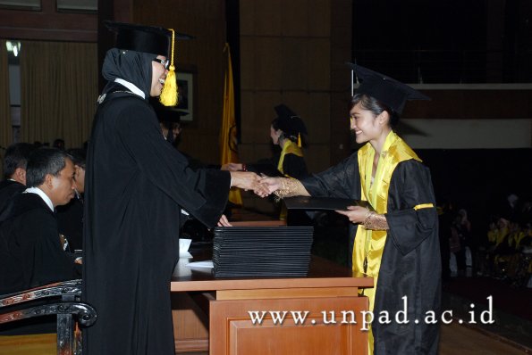 dok-humas-unpad_ilalang-foto_wisuda-gel-1-2010-2011_d3-ekonomi_158