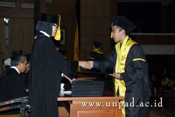 dok-humas-unpad_ilalang-foto_wisuda-gel-1-2010-2011_d3-ekonomi_160